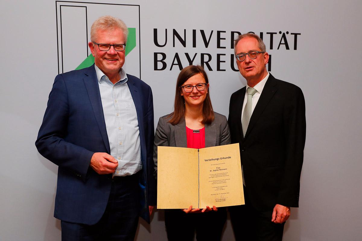 Dr. Sophie Hermann erhielt den Preis für ihre Dissertation, in der sie eine breite Spanne von Themen der Theoretischen Physik behandelt.