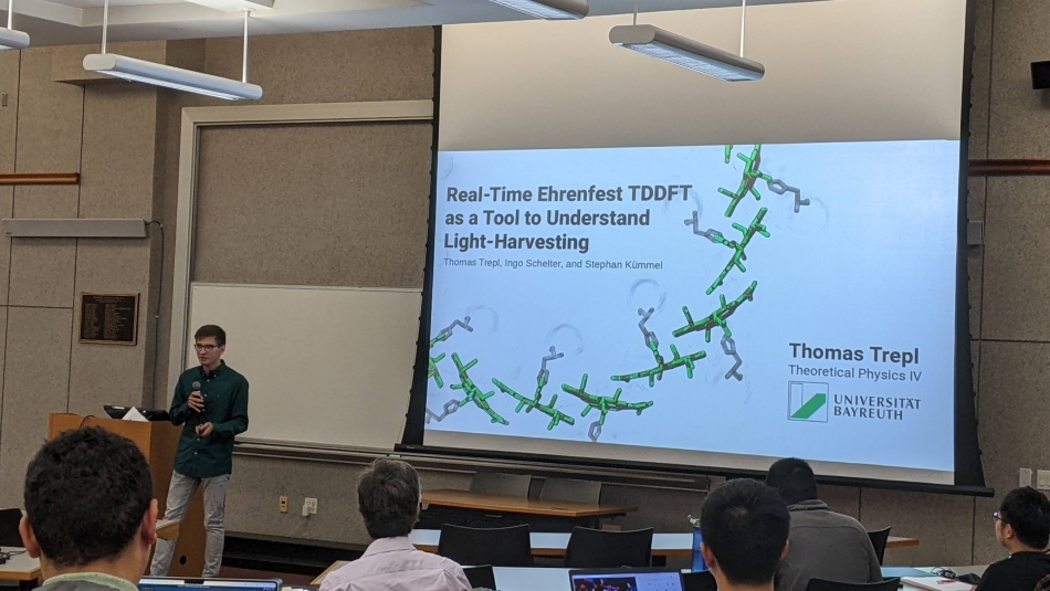 Thomas Trepl, MSc, während seines Preisträgervortrags zum Posterpreis des Workshops „Time-dependent density functional theory“ an der Rutgers University, Newark, USA.