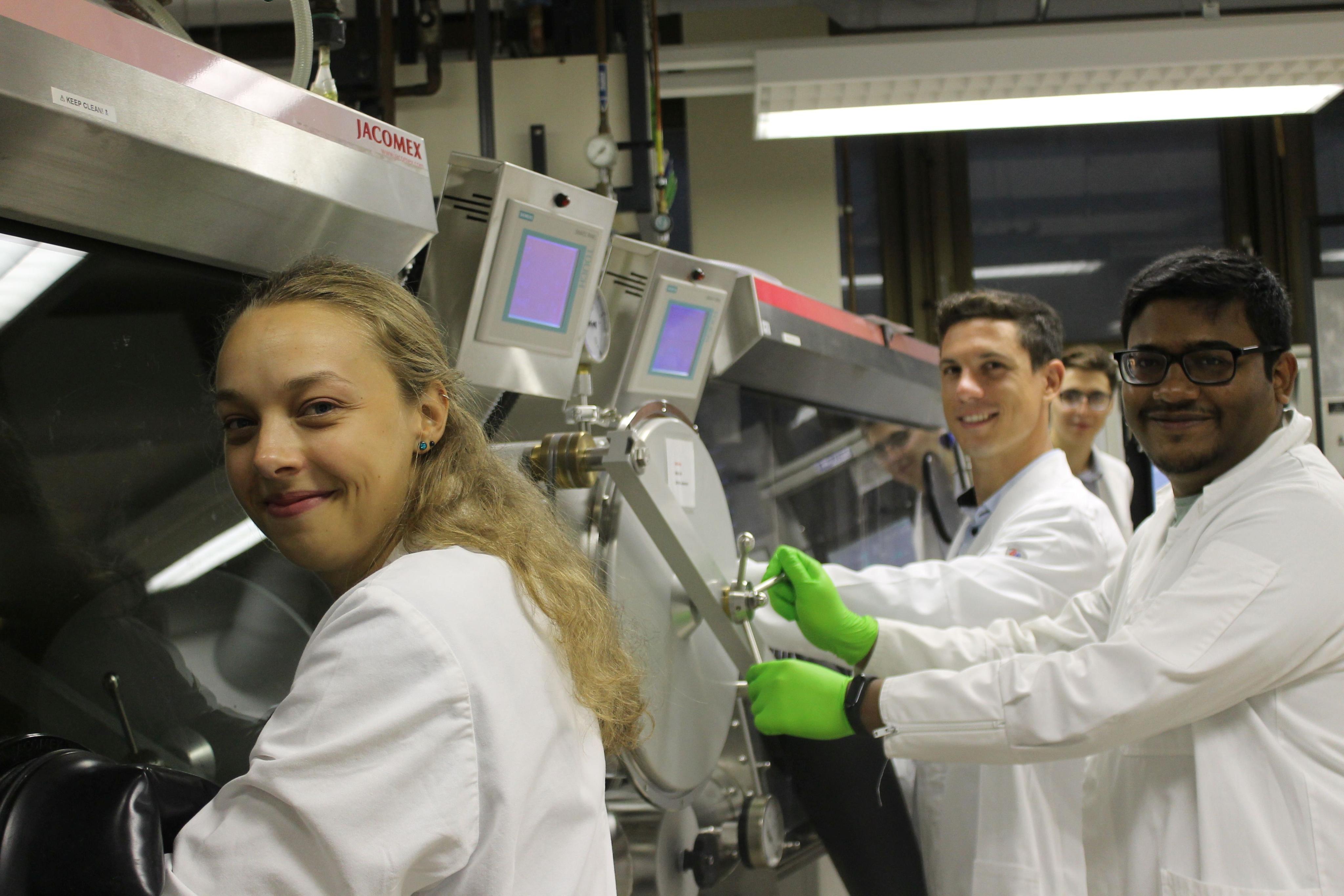 Leuchtdiodenforschung an der Universität Bayreuth: Hervorragend ausgebildete internationale und interdisziplinäre Forschungsteams werden die OLED-Technologie weiter voranbringen.