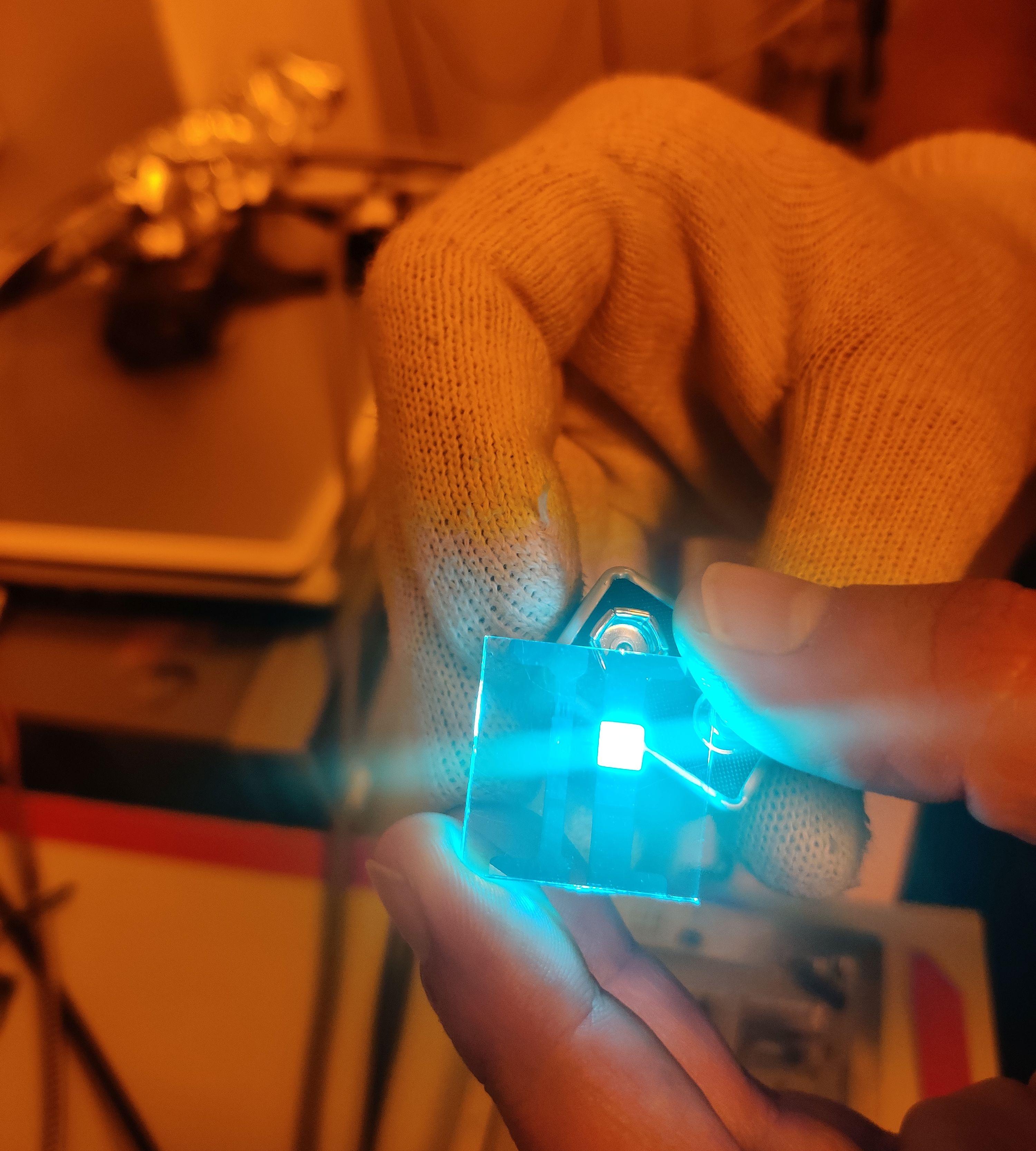 Untersuchung einer organischen Leuchtdiode (OLED)