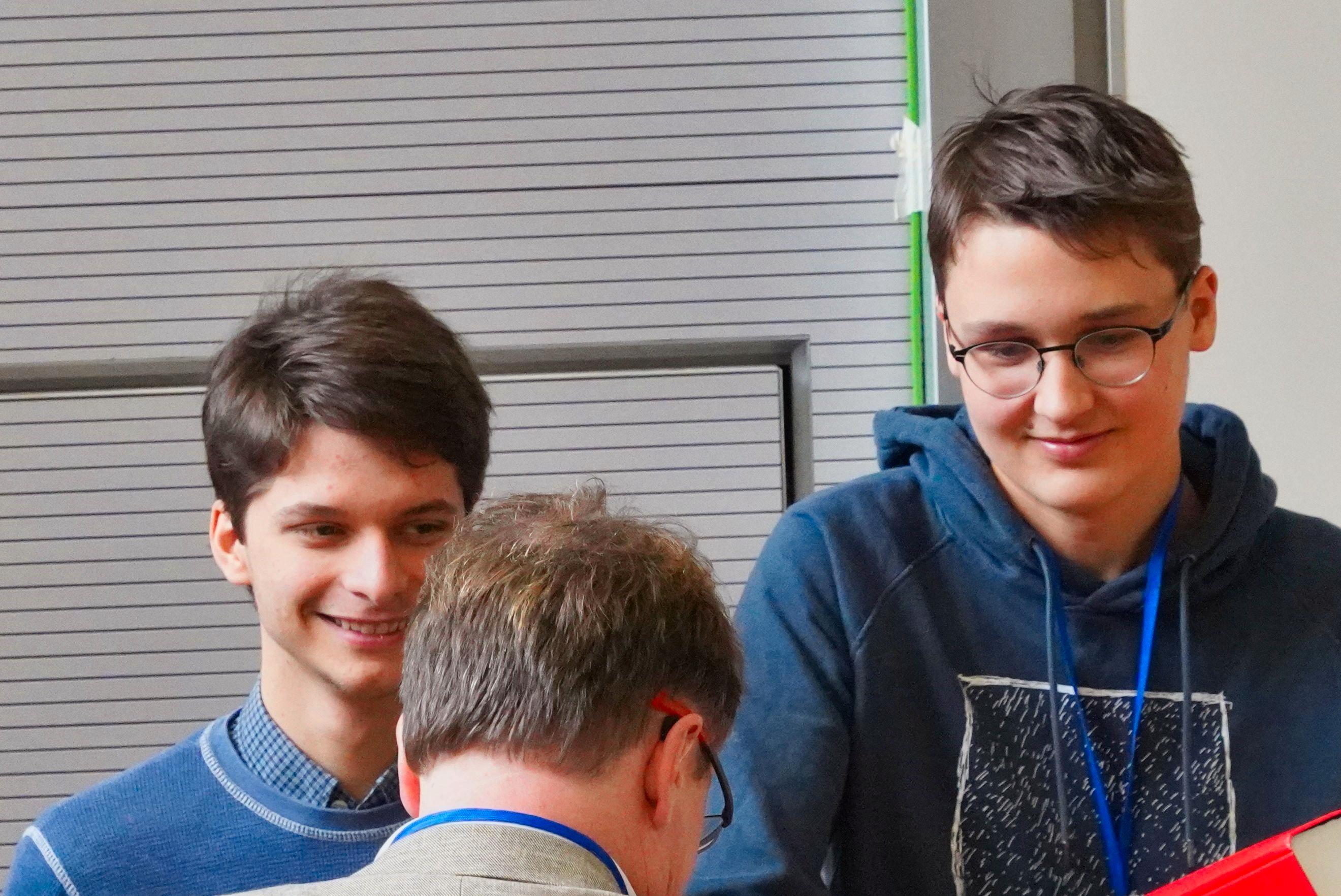 Übergabe der Silbermedaillen an Terek Becec und Lian Janal (v.l.).
