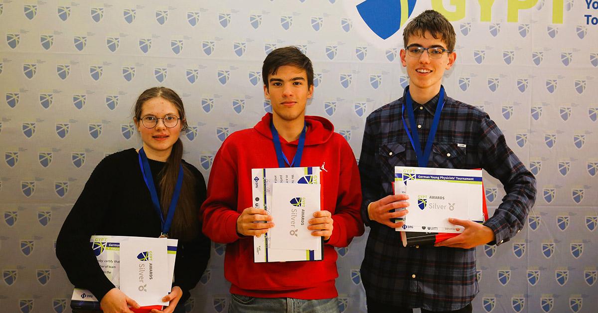 Das GYPT Silbermedaillen-Team (v.l.n.r.): Elisa Schöps, Daniil Schulgin und Benjamin Graf.