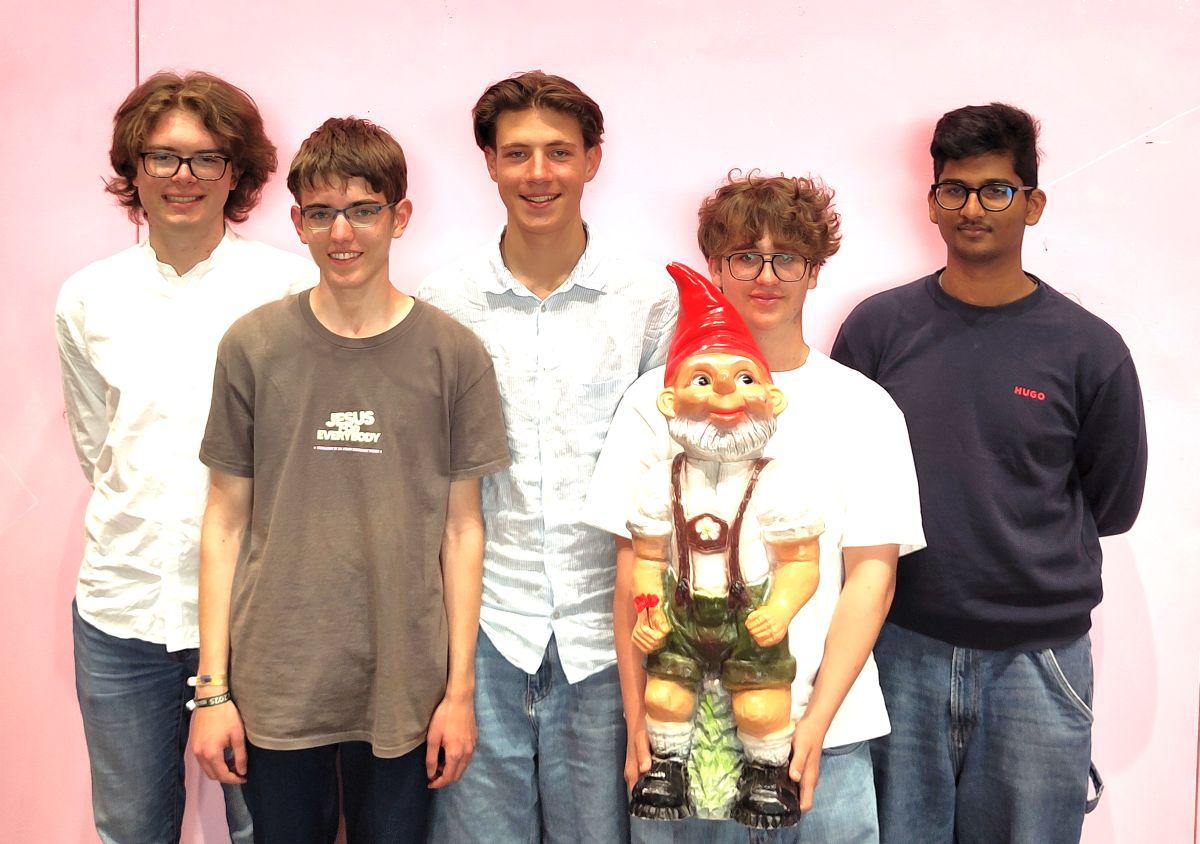 Das deutsche Goldmedaillienteam (v.l.n.r.): Alan Stranjak (18), Benjamin Graf (17), Maxim Rasch (17), Benedikt Baum (17) und Rusheel Sai Nuthalapati (16) zusammen mit Maskottchen Horst